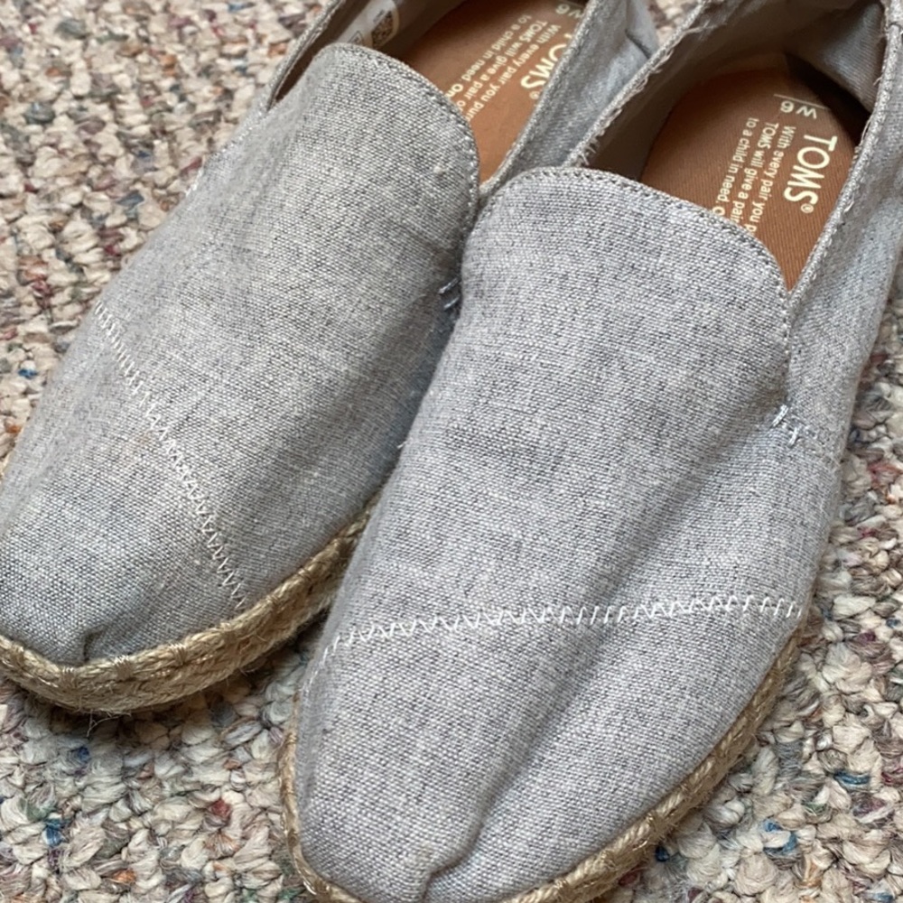 TOMS shoes in excellent condition